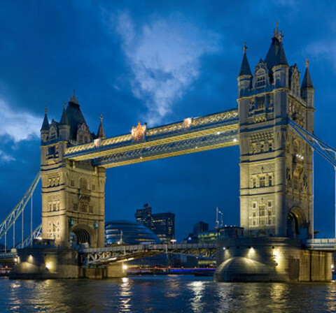 image: Advarer turister mot å dra til London